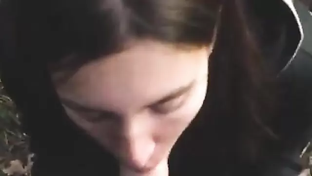 Güzel Rus genç kızın açık havada ağızdan aldığı zevk