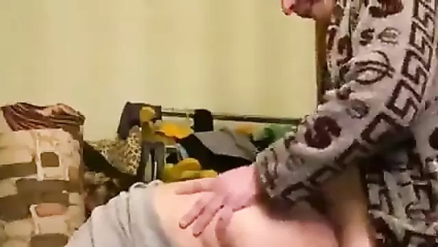 Rus komşu, kızın doggy pozisyonunda iyice azıyor ve ateşli bir seks yaşıyor.